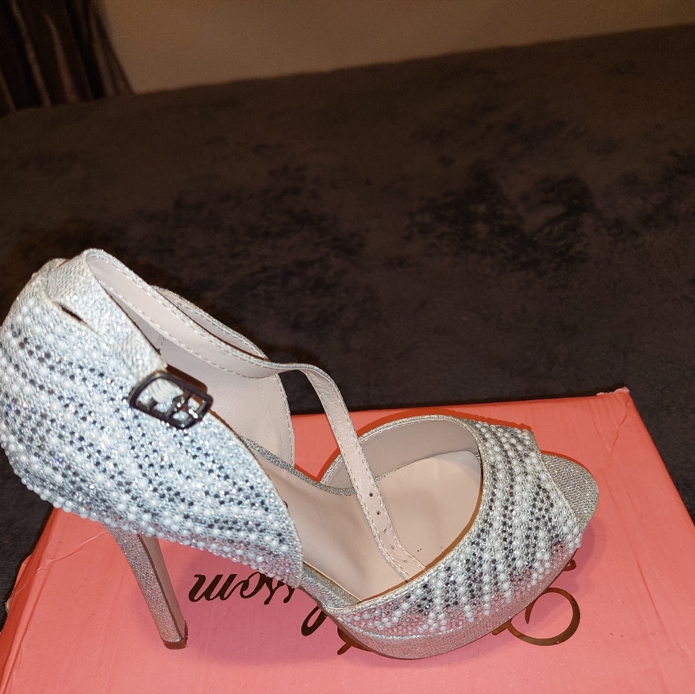 Women's shoes